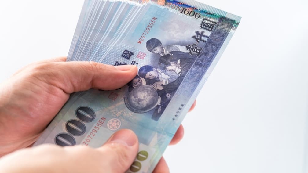 政府發錢了！元旦起７行業無薪假勞工可請補貼，每月最高領9200元