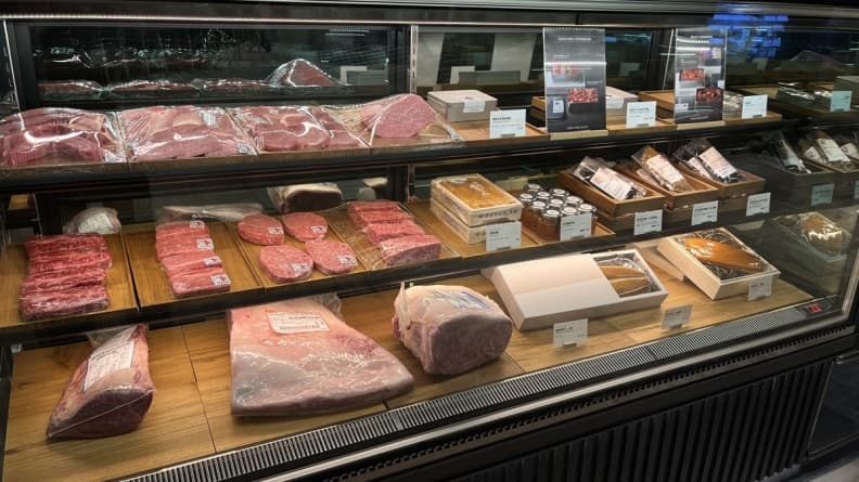 「四行倉庫」的精肉舖每日供應數十種鮮切冷藏的高品質肉品，（圖片來源：四行倉庫）