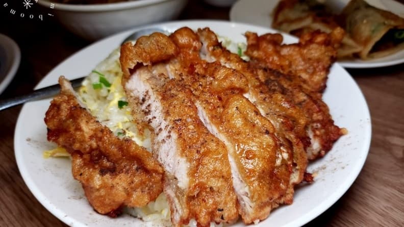 「排骨炒飯」以大分量的炒飯搭配炸得酥香且有厚度的排骨。（圖片來源：米寶麻幸福滿載）