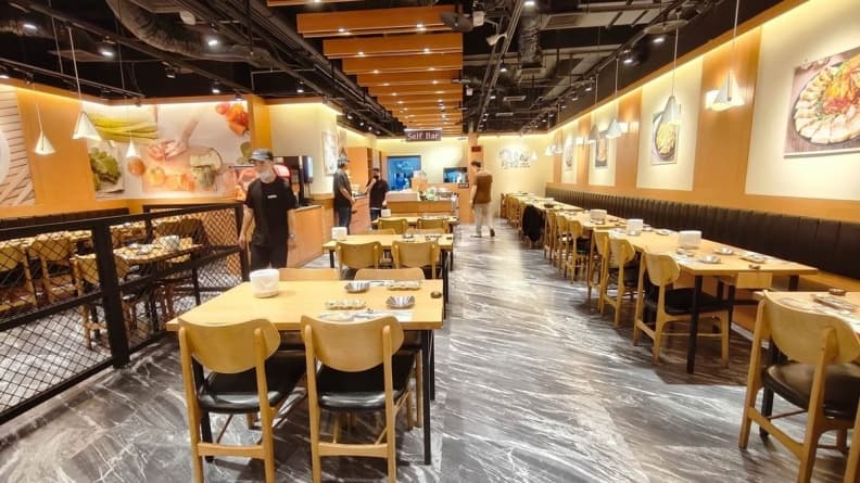 用餐環境明亮舒適，桌椅之間都有足夠的空間，讓客人不會感到擁擠不適 。（圖片來源：小美很愛嚐）