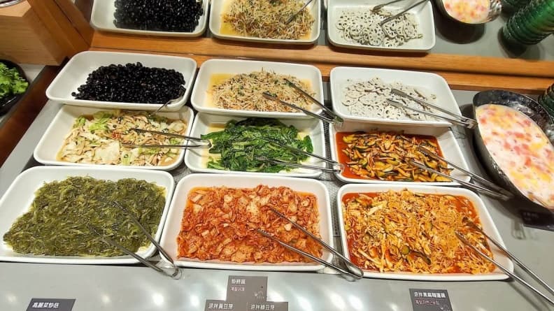 韓式料理絕對不可少的韓式涼拌醃漬小菜、涼拌黃豆芽、小黃瓜等都有，種類豐富。（圖片來源：小美很愛嚐）