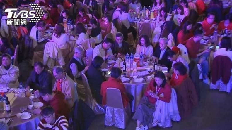 公司尾牙要聚餐還是折現1500元？一票社畜秒選「它」：快樂感100倍