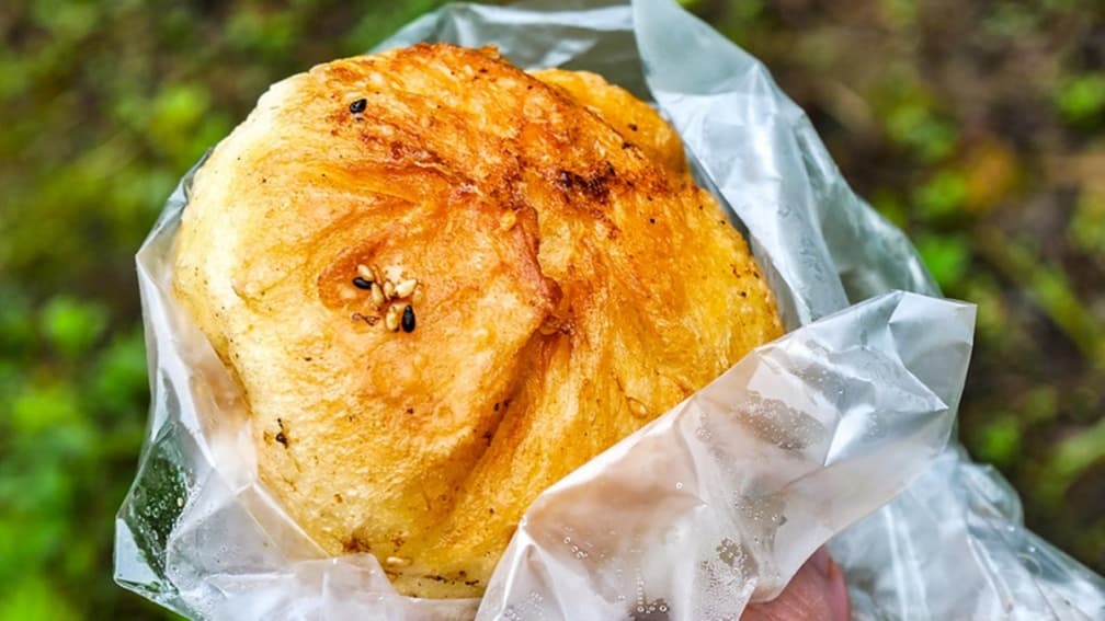 水煎包外皮酥酥脆脆超誘人。（圖片來源：鄉民食堂）