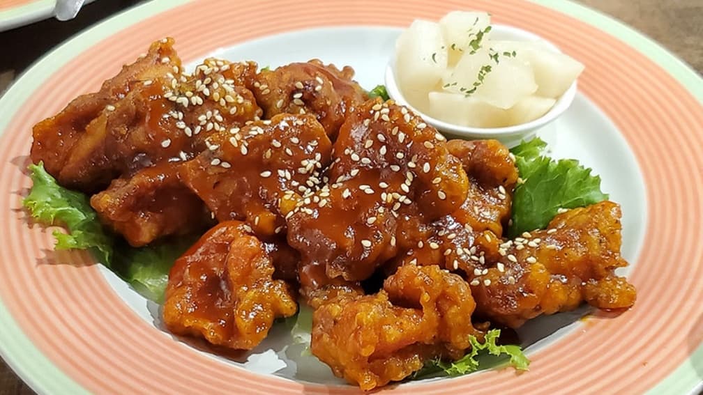 「微韓式酥炸雞塊」外層醬較厚，口味微辣偏甜。（圖片來源： 曼蒂小日子）