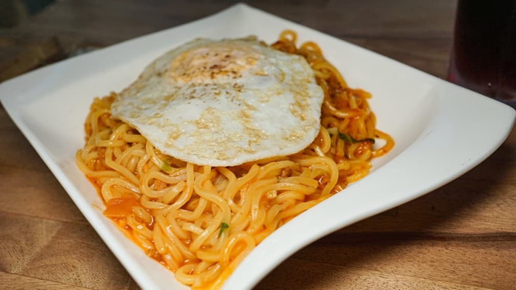 「義大利肉醬鐵板麵」麵條較軟，老人與小孩都很適合吃。（圖片來源：鄉民食堂）