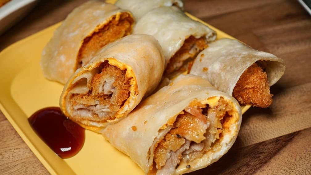 「起司豬排蛋餅」裡頭的豬排超酥脆。（圖片來源：鄉民食堂）