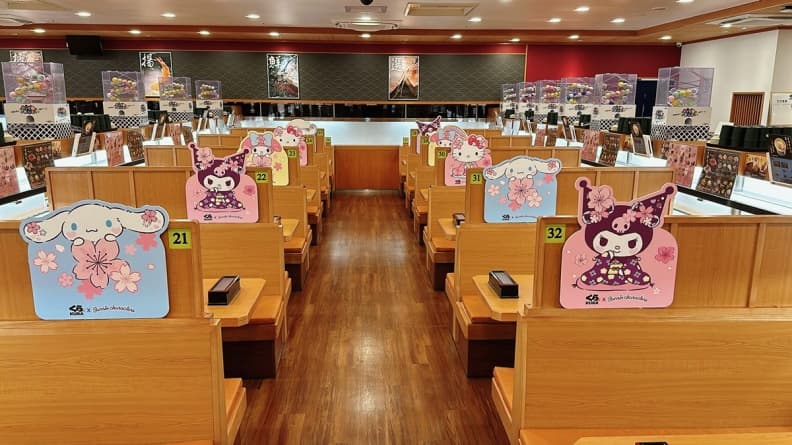 打卡送凱蒂貓大頭車票套!藏壽司聯名三麗鷗推限定店,全台僅「這4家」快衝 打卡送凱蒂貓大頭車票套!藏壽司聯名三麗鷗推限定店,全台僅「這4家」快衝