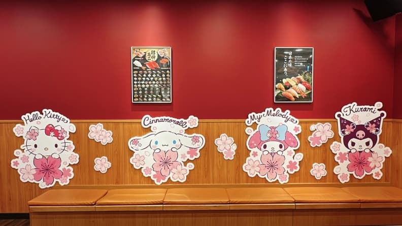 打卡送凱蒂貓大頭車票套!藏壽司聯名三麗鷗推限定店,全台僅「這4家」快衝 打卡送凱蒂貓大頭車票套!藏壽司聯名三麗鷗推限定店,全台僅「這4家」快衝