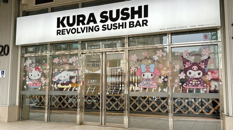 打卡送凱蒂貓大頭車票套!藏壽司聯名三麗鷗推限定店,全台僅「這4家」快衝 打卡送凱蒂貓大頭車票套!藏壽司聯名三麗鷗推限定店,全台僅「這4家」快衝