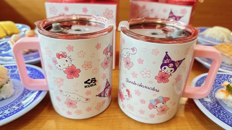 打卡送凱蒂貓大頭車票套!藏壽司聯名三麗鷗推限定店,全台僅「這4家」快衝 打卡送凱蒂貓大頭車票套!藏壽司聯名三麗鷗推限定店,全台僅「這4家」快衝