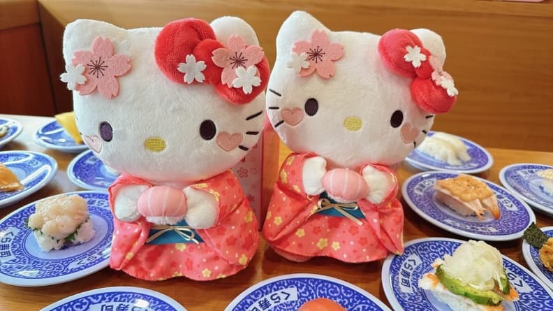 打卡送凱蒂貓大頭車票套!藏壽司聯名三麗鷗推限定店,全台僅「這4家」快衝 打卡送凱蒂貓大頭車票套!藏壽司聯名三麗鷗推限定店,全台僅「這4家」快衝