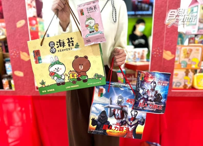 抽29萬環島一年!家樂福新春福袋、禮盒開箱:小新爆米花桶、白爛貓戳戳樂 抽29萬環島一年!家樂福新春福袋、禮盒開箱:小新爆米花桶、白爛貓戳戳樂