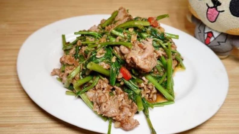 必點沙茶炒羊肉，油鍋起火快炒加入羊肉和沙茶非常對味也很下飯。（圖片來源：貓大爺）