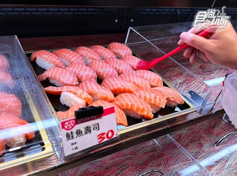 限時抽A5和牛！新北首家「日本LOPIA超市」開了，必買30元厚鮭魚、日本草莓