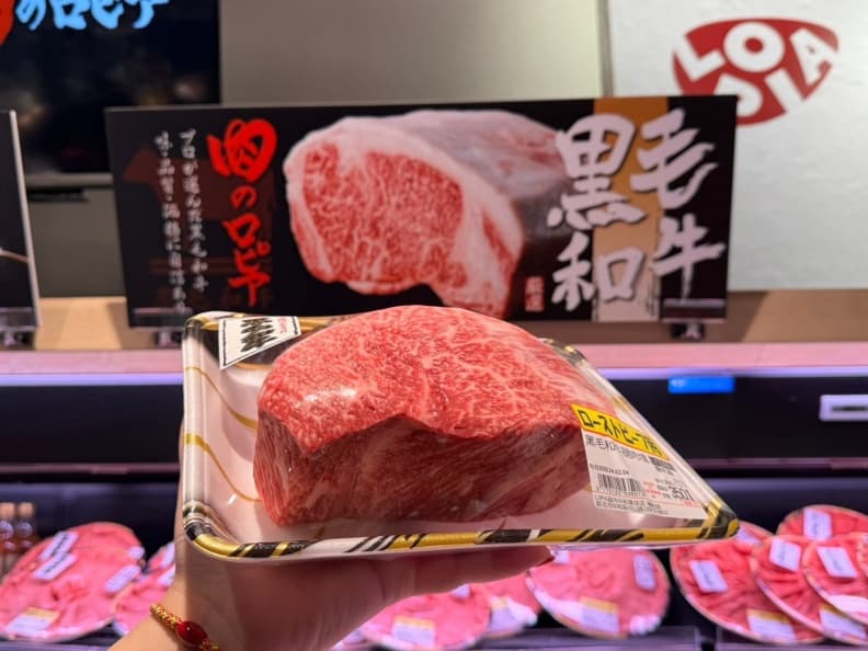 限時抽A5和牛！新北首家「日本LOPIA超市」開了，必買30元厚鮭魚、日本草莓