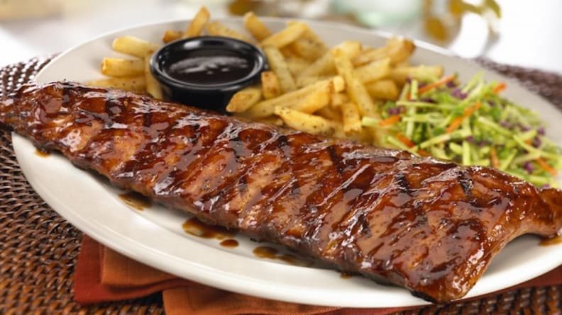 炭烤豬肋排香酥好吃。（圖片來源：TGI FRIDAYS）