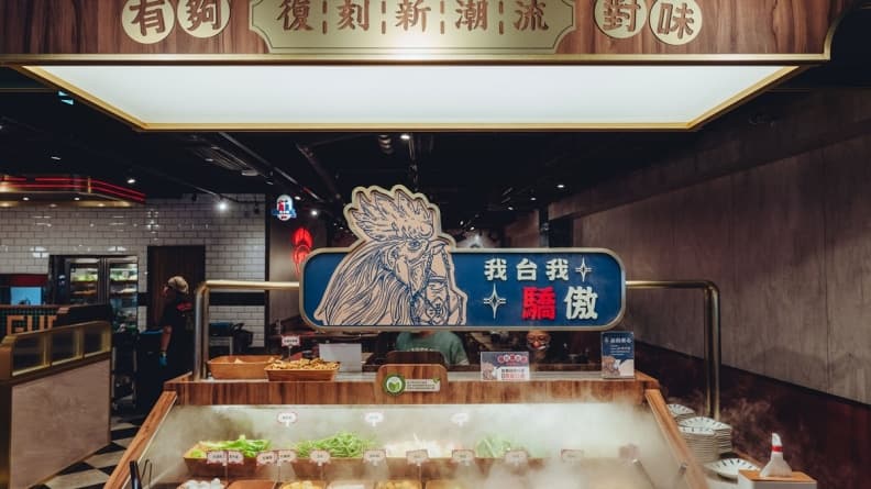 自助吧提供的時蔬有高麗菜、小白菜、芋頭、玉米等好料。（圖片來源：尬鍋）