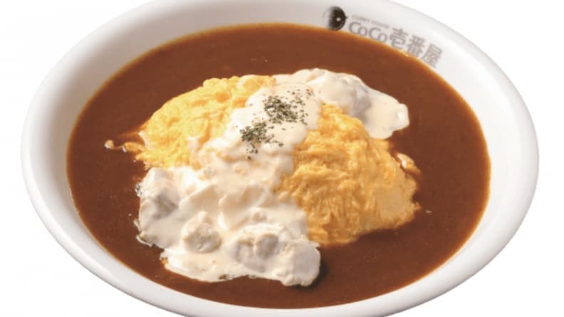 「歐姆蛋奶油雞肉咖哩飯」以鮮嫩雞肉塊搭上滑嫩歐姆蛋與濃郁咖哩醬。（圖片來源：CoCo壱番屋）