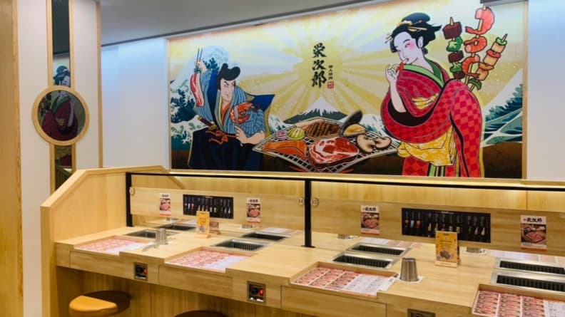 店內主打極簡無印風設計，以原木質色調作為主軸，搭上大幅浮世繪牆，相當好拍！（圖片來源：栄次郎）