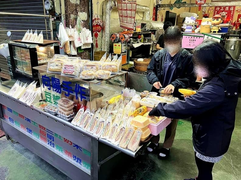 早餐店賣「巨大版金莎」？「隱藏版蛋黃酥」在地人激推，芋頭酥勝過名店