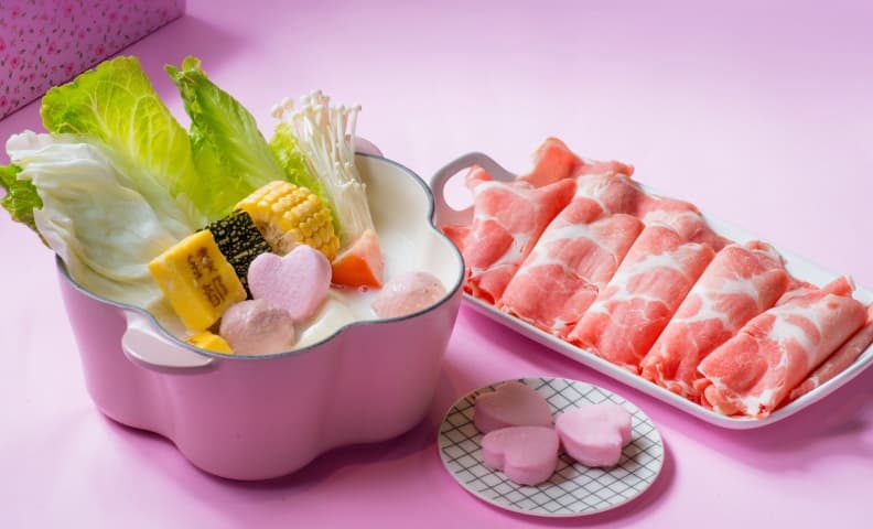 草莓噴泉、霜淇淋吃到飽!「國民火鍋」推草莓季,必嗑草莓排骨、100%牛奶鍋 草莓噴泉、霜淇淋吃到飽!「國民火鍋」推草莓季,必嗑草莓排骨、100%牛奶鍋