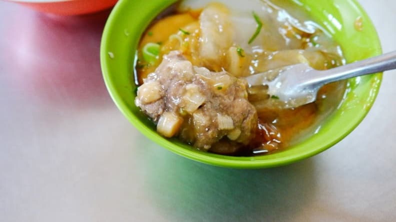 招牌肉圓內餡肉塊扎實又大塊。（圖片來源：霸子。食樂拼圖）