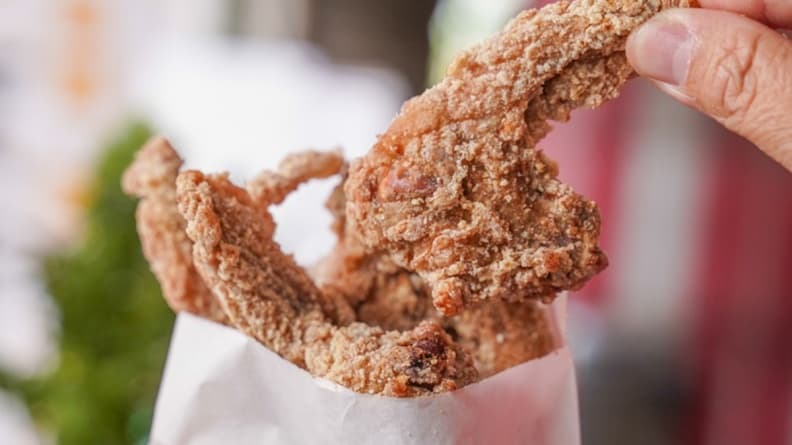 現點現炸，表皮微酥還能吃到扎實的肉感。（圖片來源：跟著尼力吃喝玩樂）