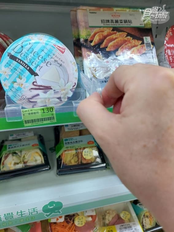 全家貨架「暗藏機關」！輕輕一拉就拿到食物，上千網友驚呼：現在才知道
