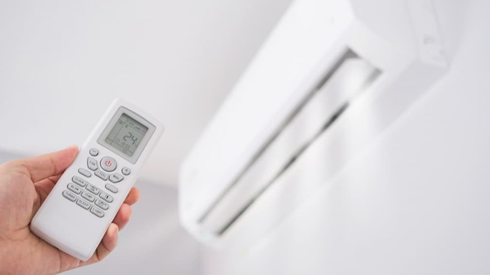 他為省電睡覺只開２小時冷氣！網友教１方法爽吹整晚，台電加碼曝省錢５招