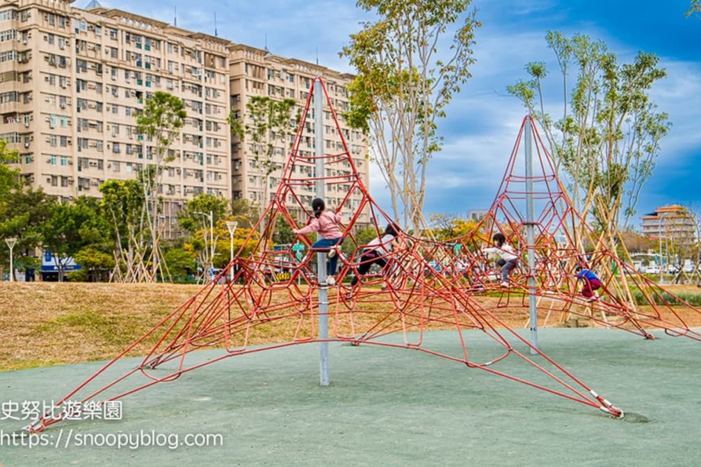 攀繩網山可訓練小孩肢體的協調性。（圖片來源：史努比遊樂園）
