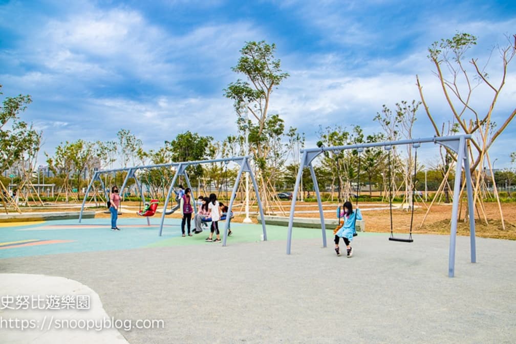 公園盪鞦韆有單人、雙人、坐椅式、鳥巢鞦韆。（圖片來源：史努比遊樂園）
