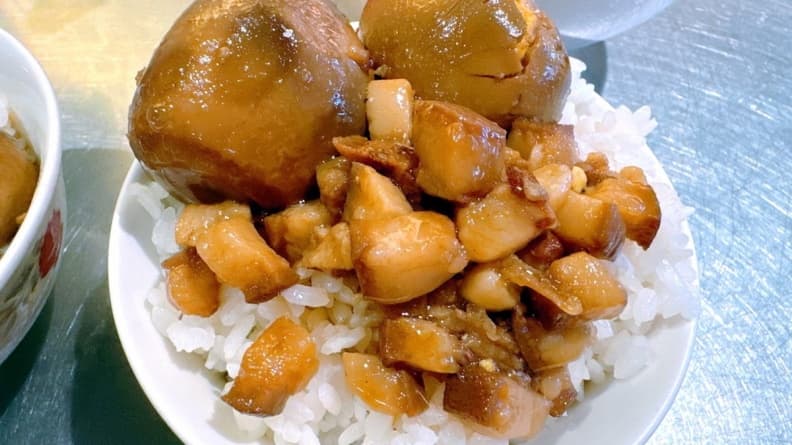 「其森牛肉湯逢甲店」位於逢甲大學附近，地點就在逢甲歡樂星內。（圖片來源：猴屁的異想世界）