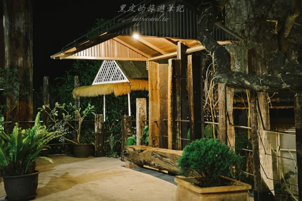 ▲建築裝潢選用了大量的木質與竹的元素。（圖片來源：黑皮的旅遊筆記）