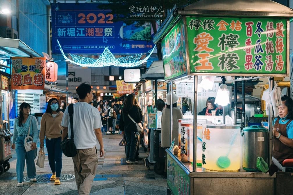 ▲新堀江商圈很多攤販美食。（圖片來源：愛玩的伊凡）