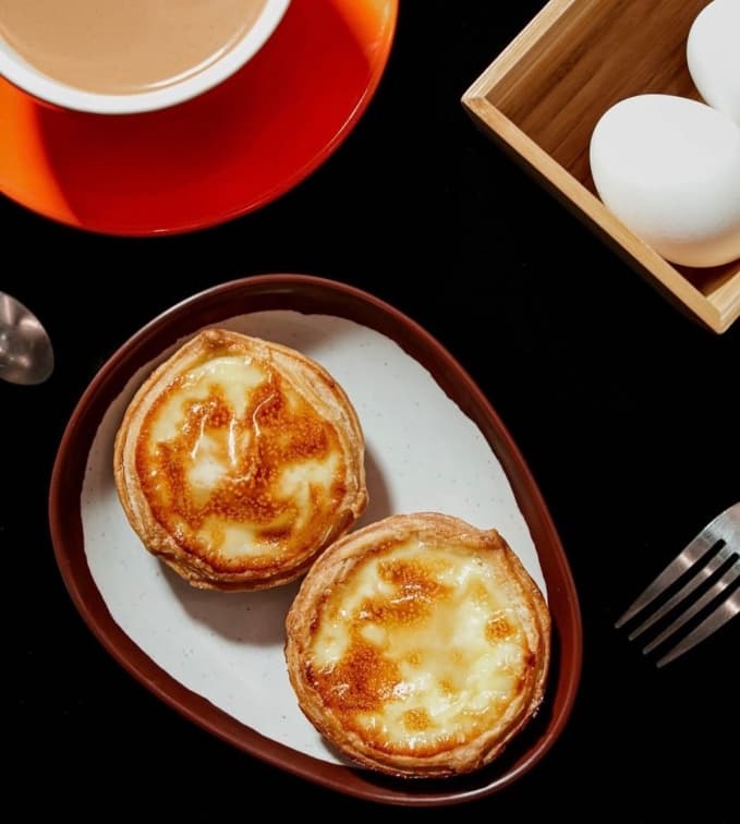 ▲山雞哥蛋撻外酥內軟。（圖片來源：玖龍冰室 Kowloon Cafe臉書）