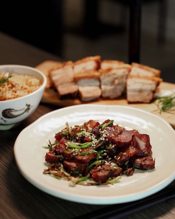 ▲蒜苗炒臘肉。（圖片來源：玖龍冰室 Kowloon Cafe臉書）