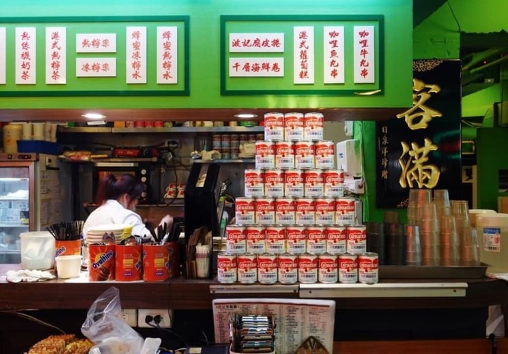 ▲波記茶餐廳充滿香港元素。（圖片來源：SHINYBAN's Life）