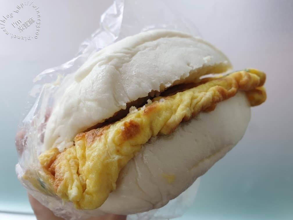 饅頭搭配店家煎的蔥蛋，香氣十足。（圖片來源：米寶麻幸福滿載）