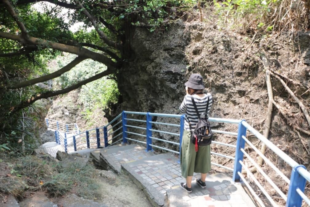 烏鬼洞景觀步道以地磚打造，相當好走。（圖片來源：快樂的過每一天）
