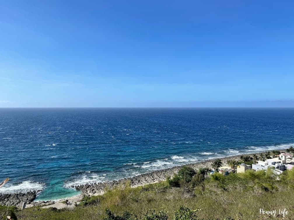 ▲白燈塔附近可看到療癒海景。（圖片來源：雙子喵玩樂旅行PennyLife）