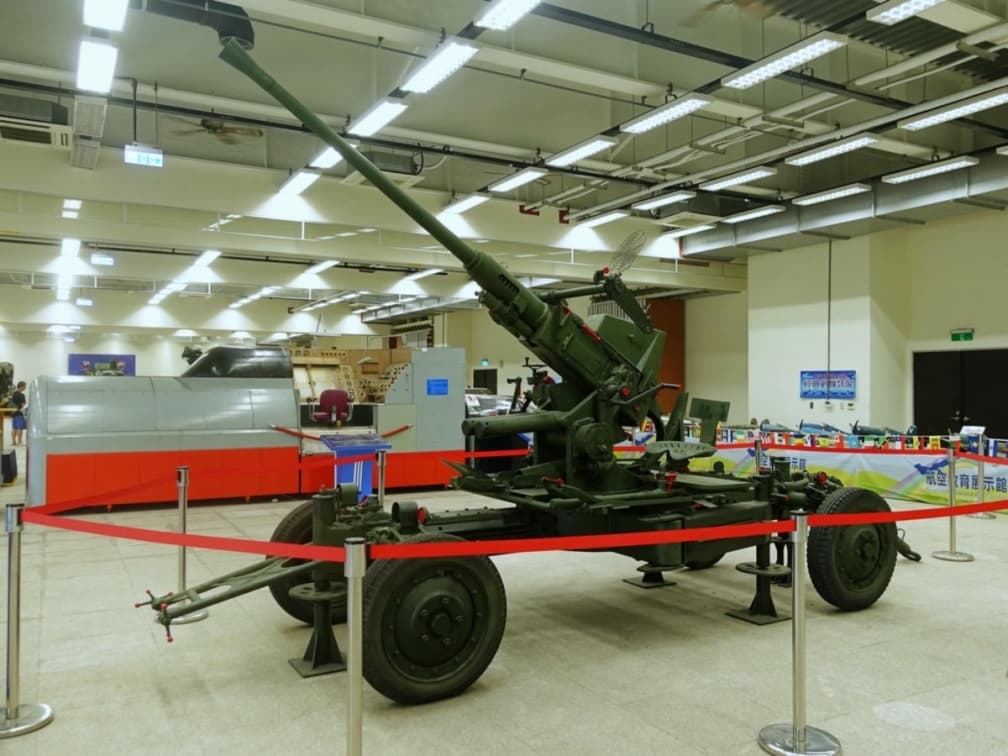 除了展示退役軍機，亦有展示武器裝備與航空引擎。（圖片來源：佐伊時尚玩樂誌）