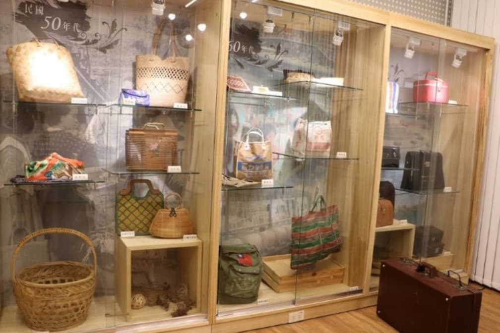 袋寶觀光工場展示各年代包包。（圖片來源：快樂的過每一天）
