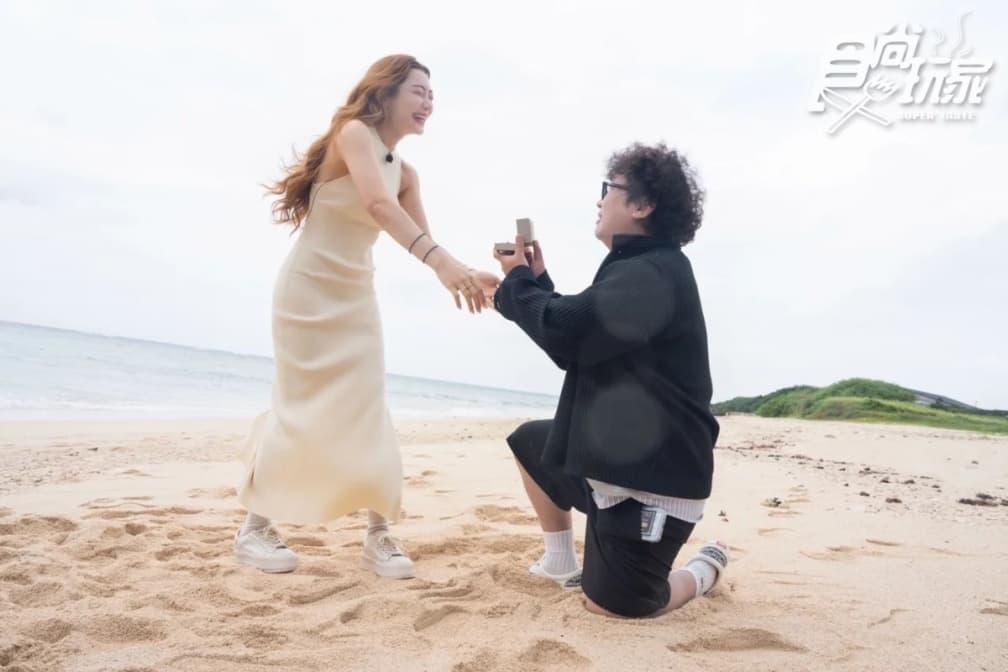納豆在沖繩求婚成功了!感謝8年女友依依「救回一命」,求婚日期暗藏密碼 納豆在沖繩求婚成功了!感謝8年女友依依「救回一命」,求婚日期暗藏密碼