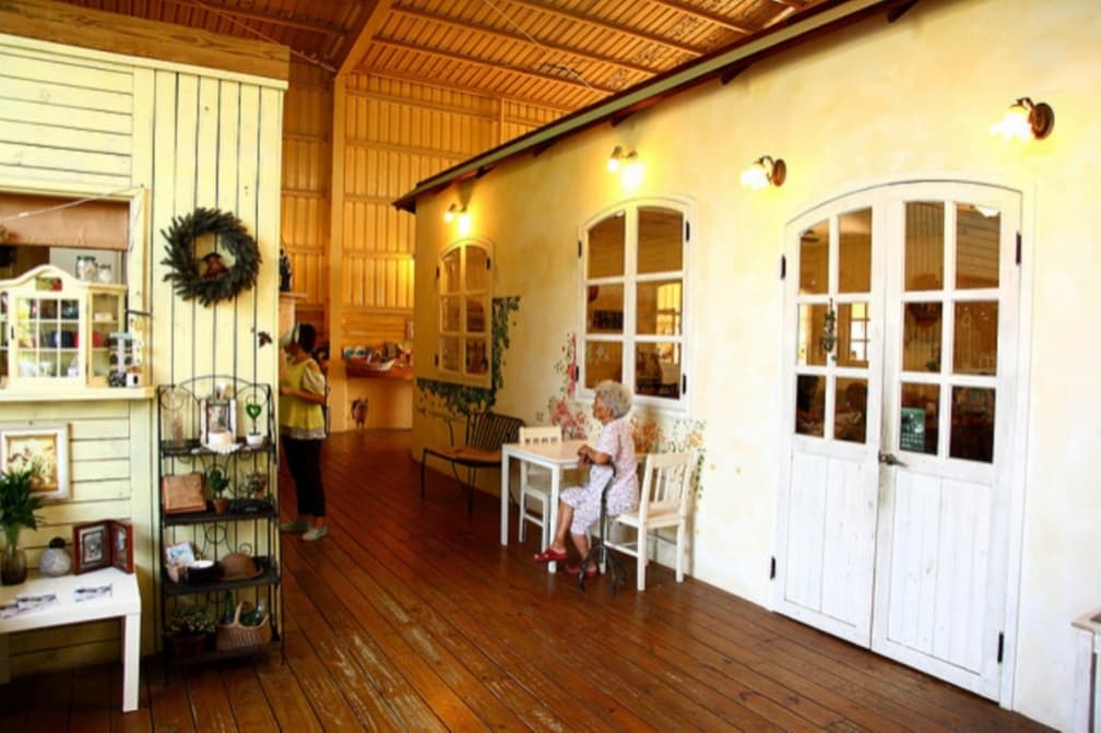 幸福農場室內用餐區營造出濃厚的鄉村風格。（圖片來源：大手牽小手。玩樂趣）
