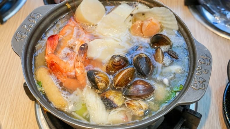 柴魚昆布湯頭，海鮮食材超豐盛。（圖片來源：Panda‘s paradise）
