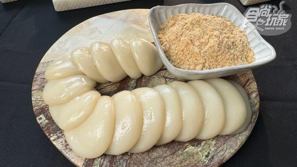 「手作切片沾粉麻糬」建議趁熱吃，口感非常軟嫩。