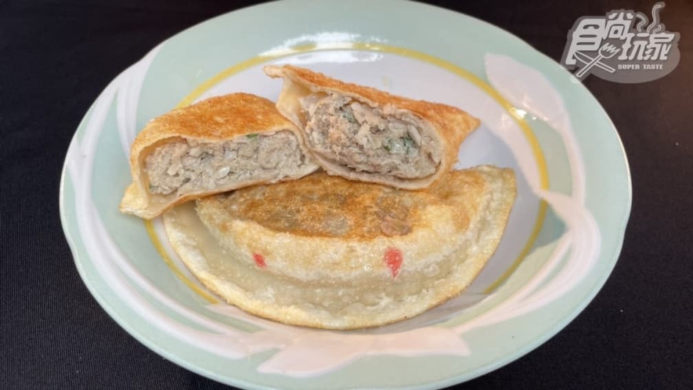 餡餅有滿滿的肉汁吃起來很過癮。