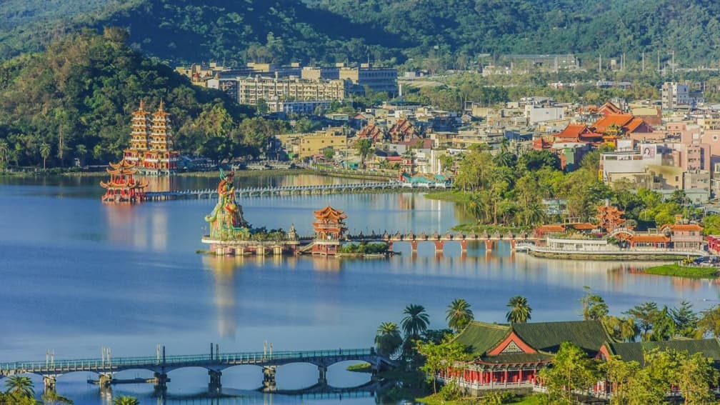 ▲壽山國家自然公園可遠眺蓮池潭。（圖片來源：shutterstock達志影像）