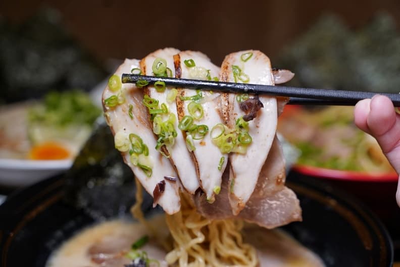 湯頭是將豚骨熬煮８小時而成。（圖片來源：阿華田的美食日記）