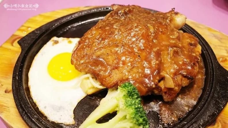 ▲人从众的雞腿排外皮焦香美味。（圖片來源：小噗扒飯食記）